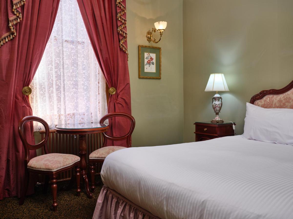 Craig'S Royal Hotel Балларат Экстерьер фото A guest room at the hotel