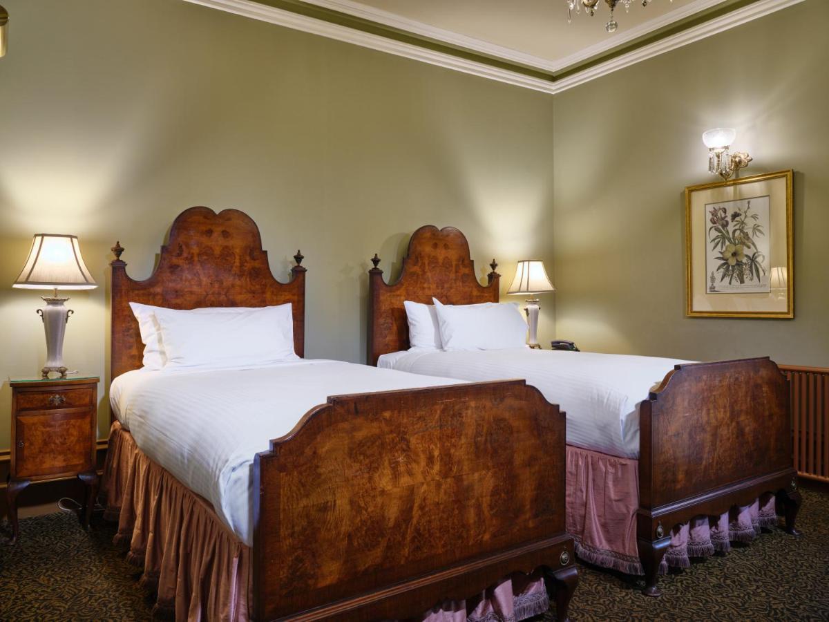 Craig'S Royal Hotel Балларат Экстерьер фото A room at the hotel