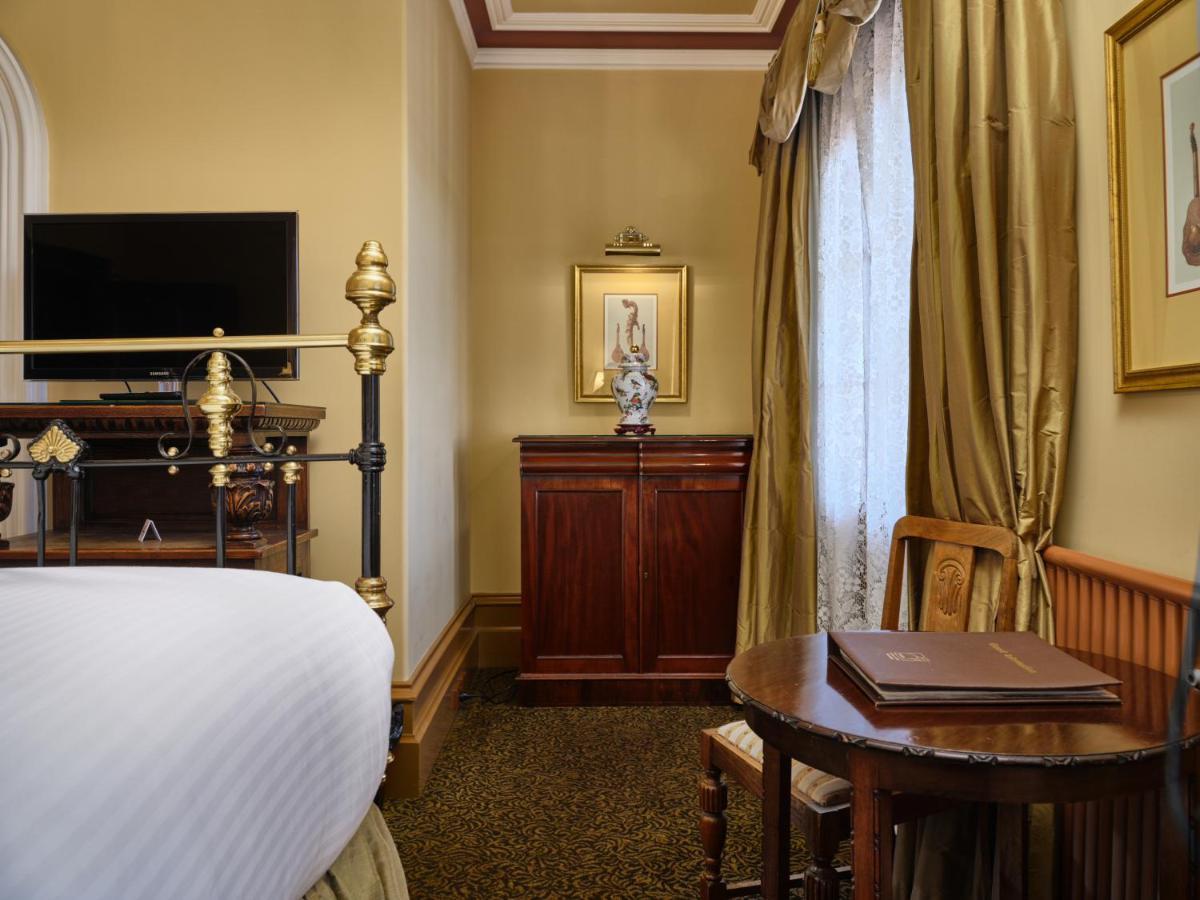 Craig'S Royal Hotel Балларат Экстерьер фото A room at the hotel