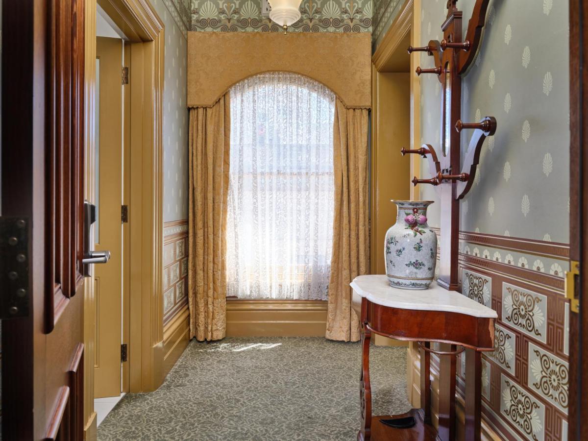 Craig'S Royal Hotel Балларат Экстерьер фото The hallway
