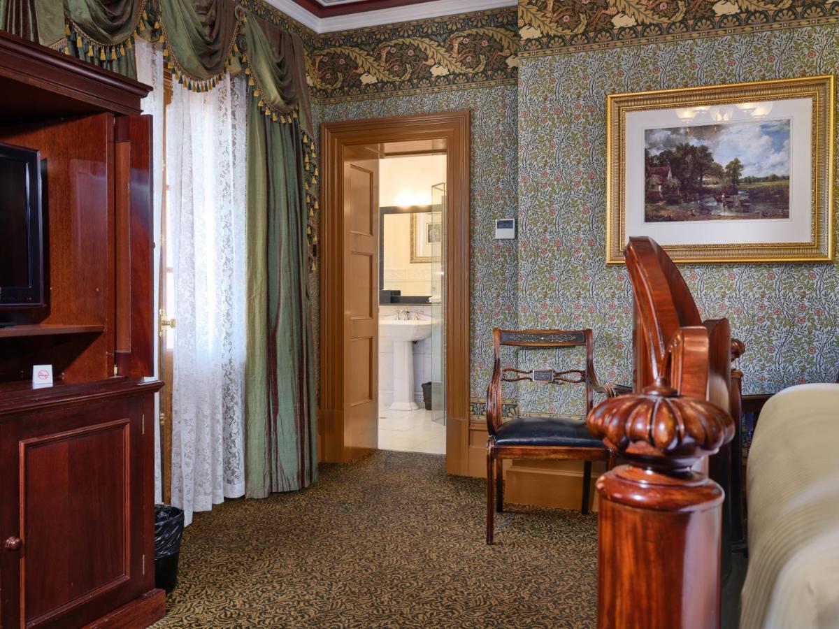 Craig'S Royal Hotel Балларат Экстерьер фото A room at the Inn