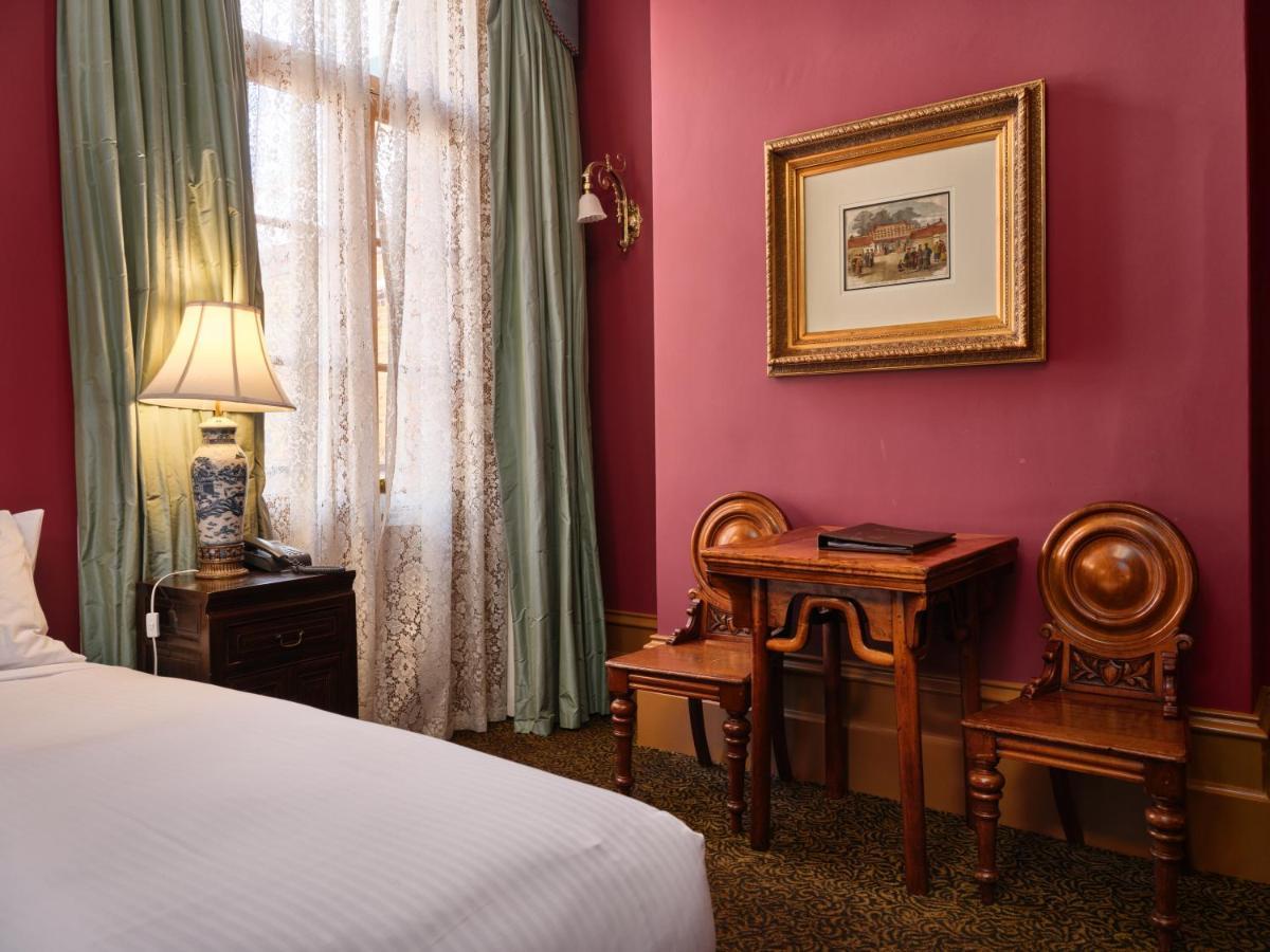 Craig'S Royal Hotel Балларат Экстерьер фото A guest room at the hotel