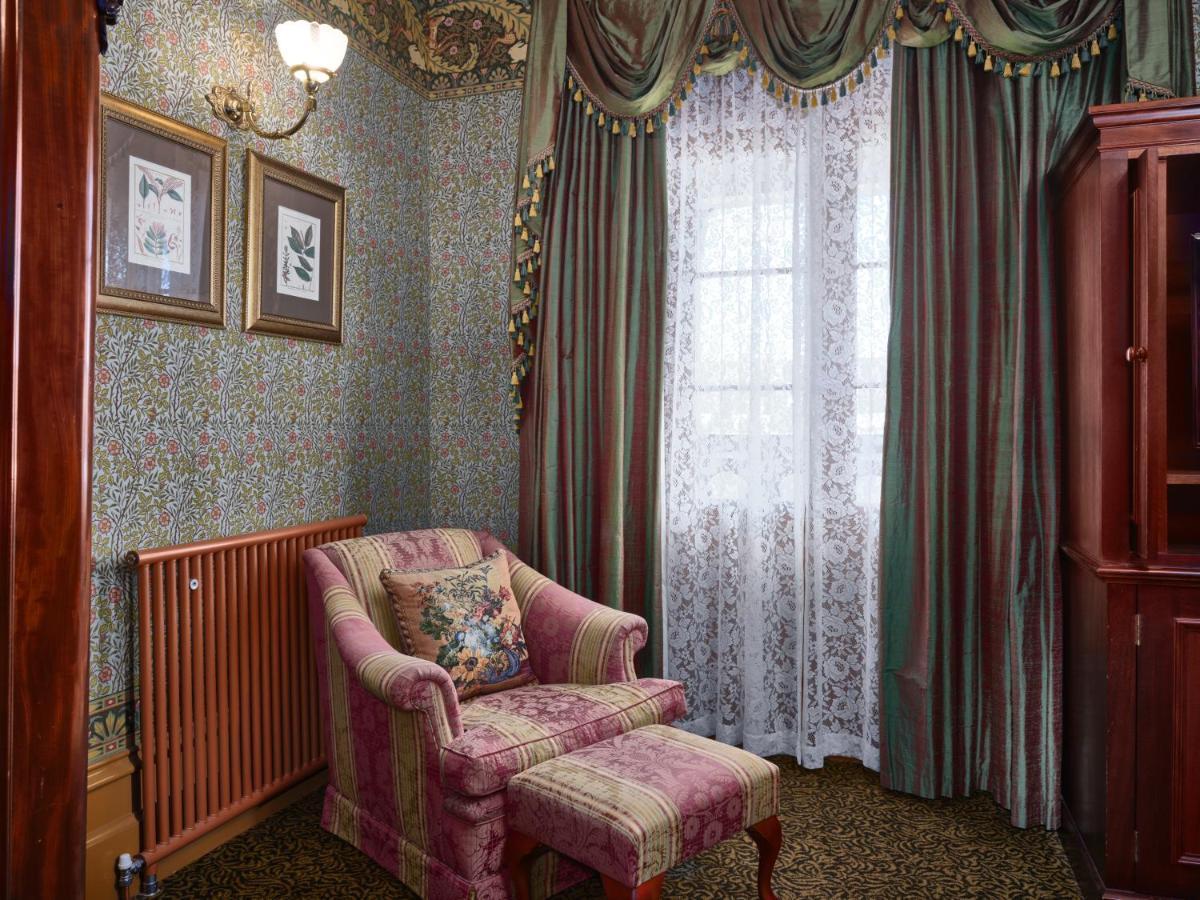 Craig'S Royal Hotel Балларат Экстерьер фото A room in the hotel