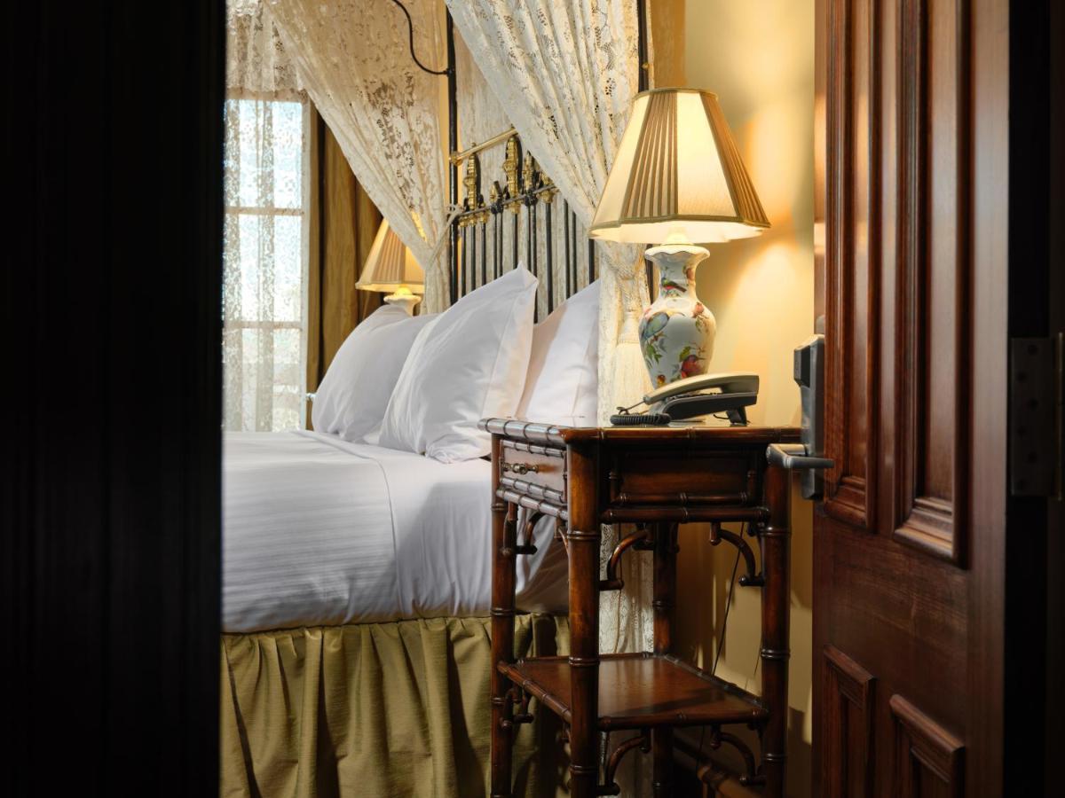 Craig'S Royal Hotel Балларат Экстерьер фото A guest room at the hotel