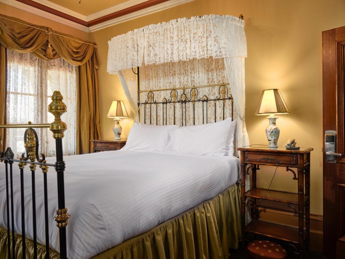 Craig'S Royal Hotel Балларат Экстерьер фото A guest room at the hotel