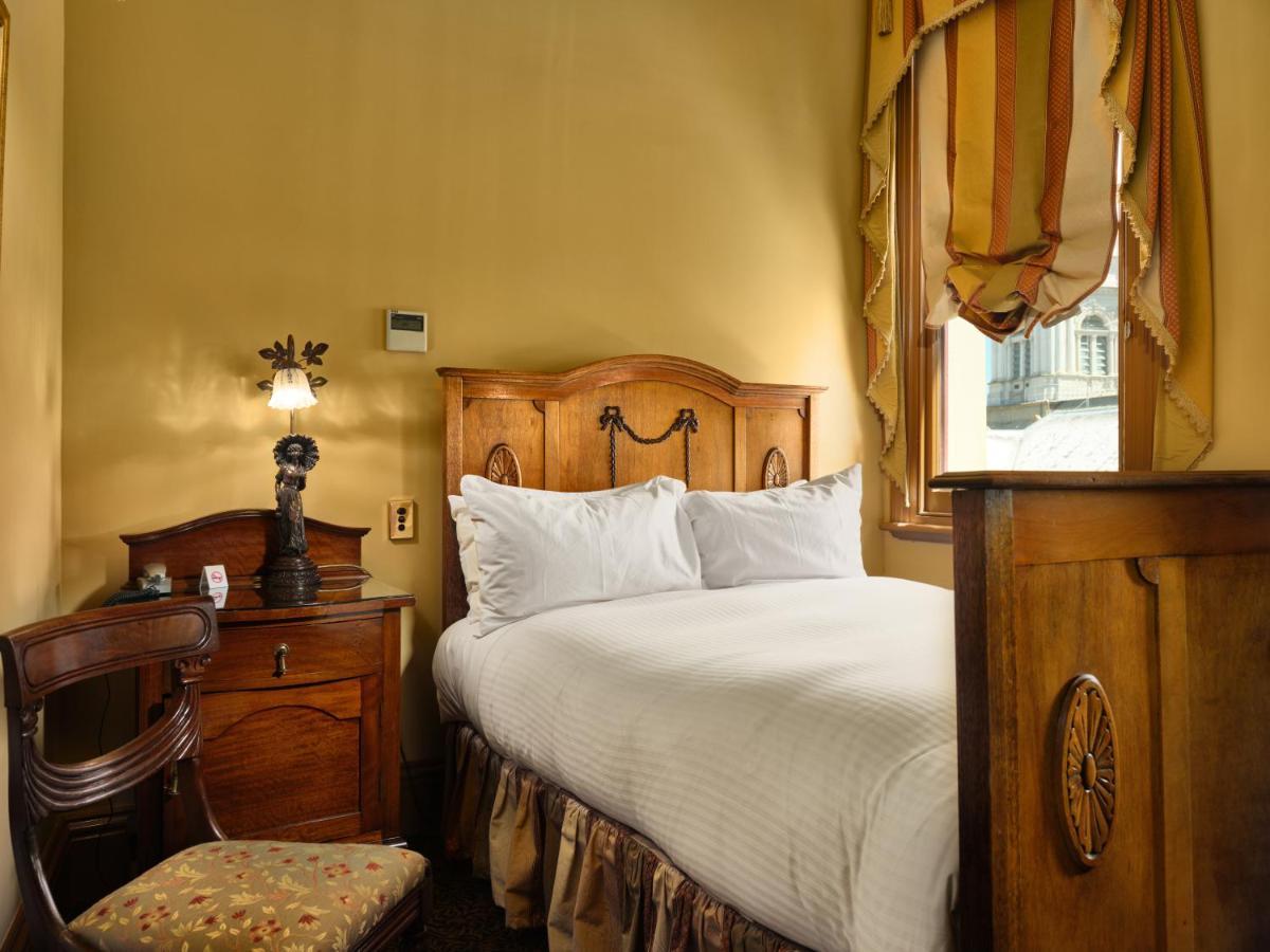Craig'S Royal Hotel Балларат Экстерьер фото A room at the hotel