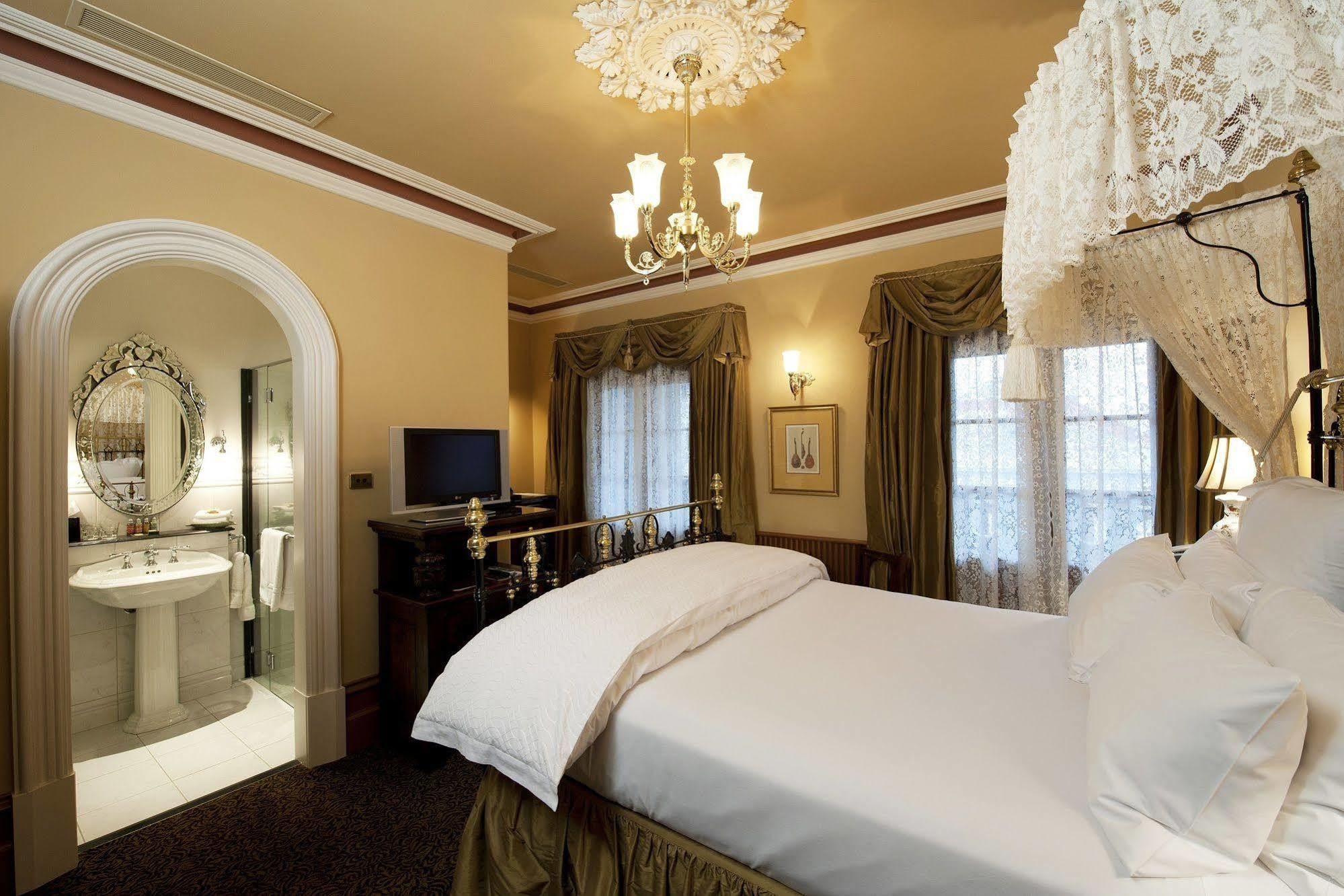 Craig'S Royal Hotel Балларат Экстерьер фото A room at the hotel