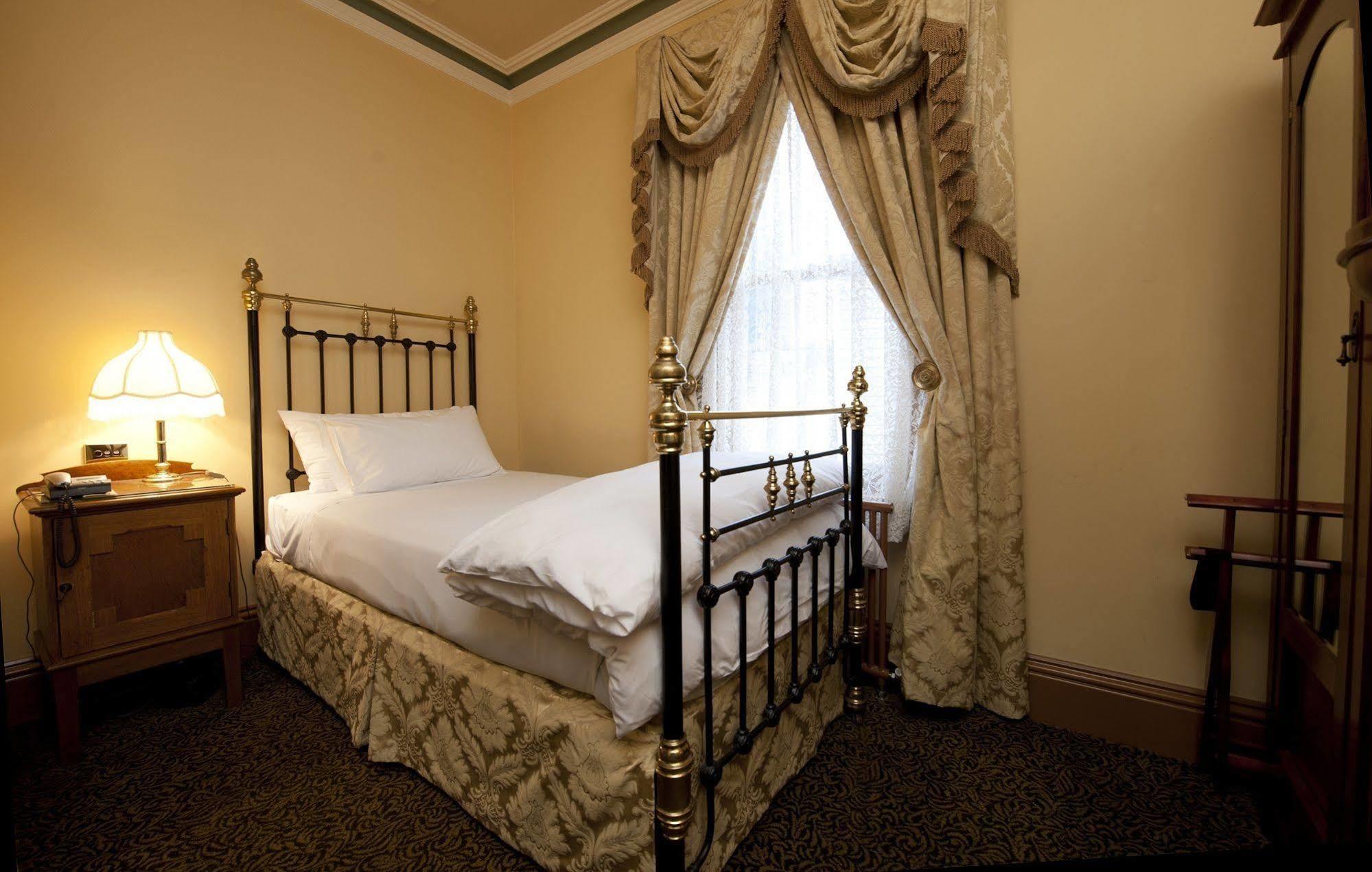 Craig'S Royal Hotel Балларат Экстерьер фото A single room at the hotel