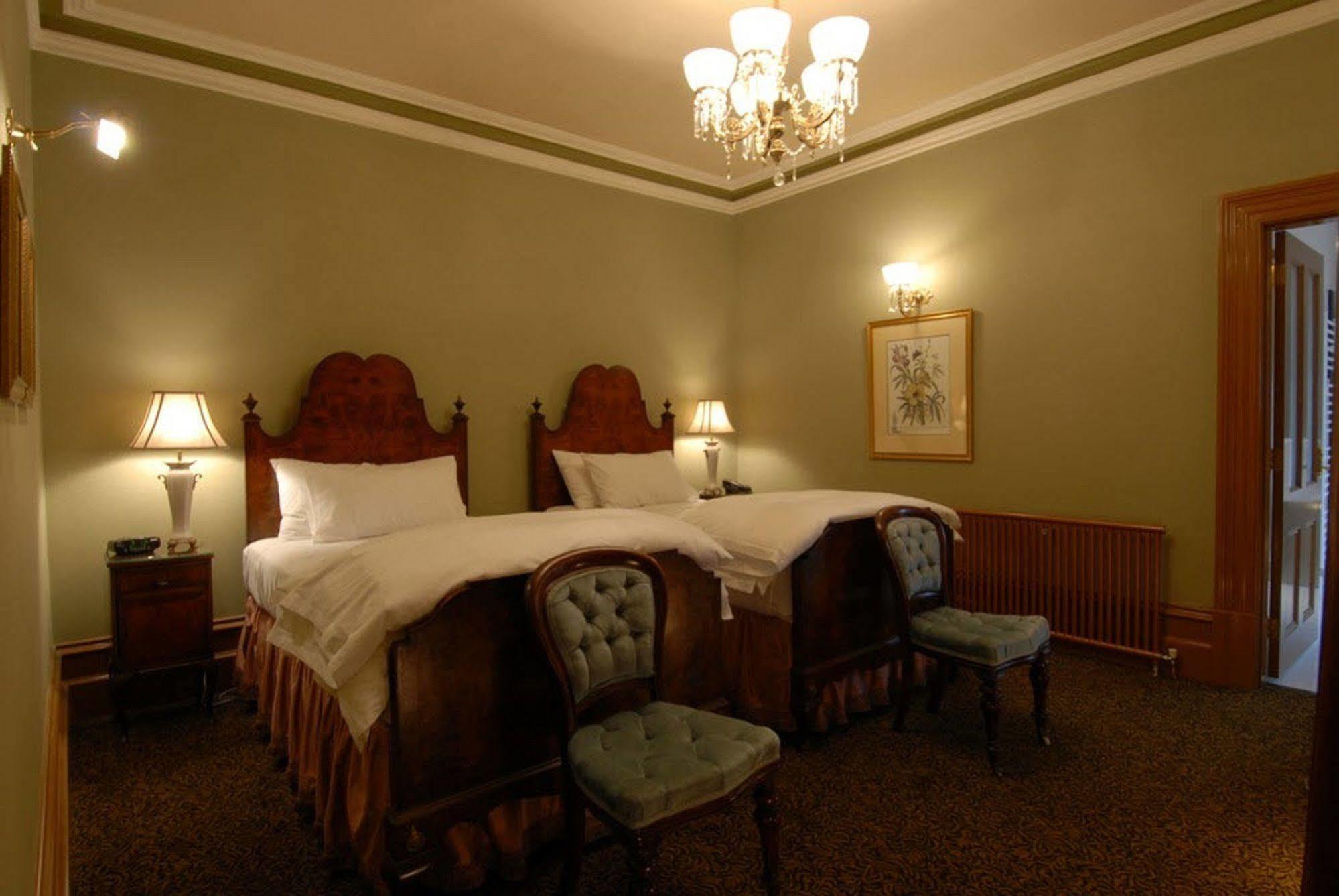 Craig'S Royal Hotel Балларат Экстерьер фото A room at the hotel