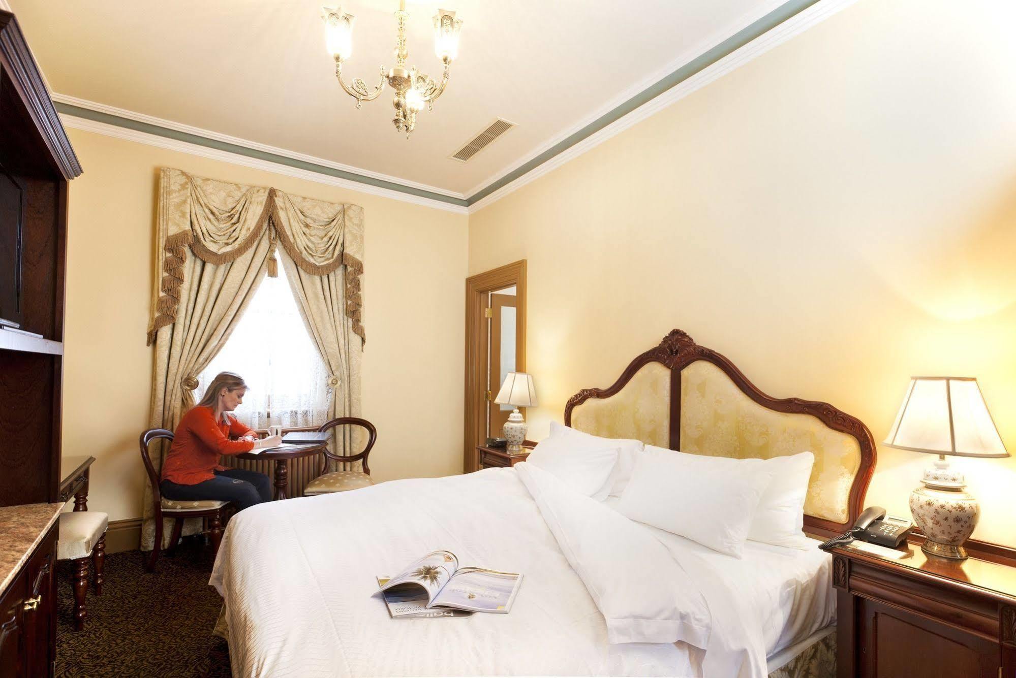 Craig'S Royal Hotel Балларат Экстерьер фото A guest room at the hotel