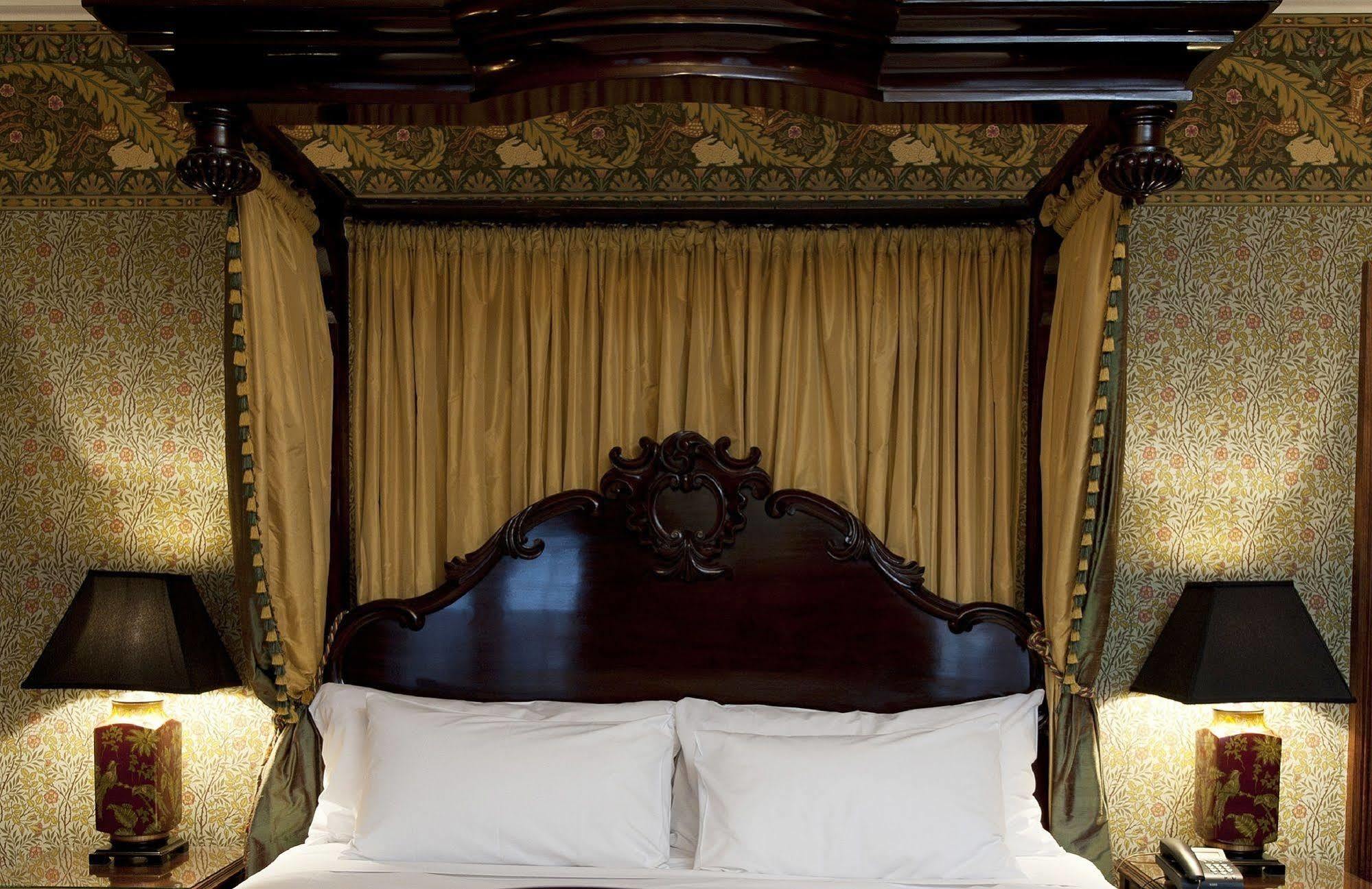 Craig'S Royal Hotel Балларат Экстерьер фото The bed in the bedroom of the hotel