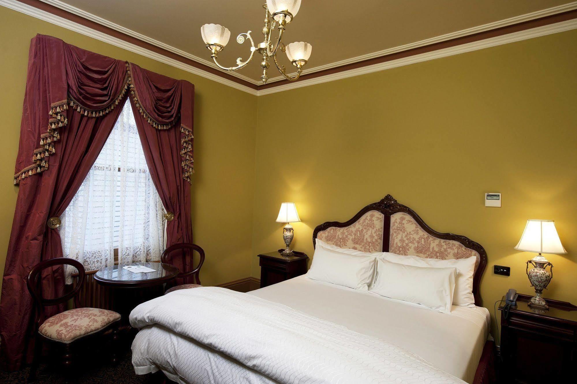 Craig'S Royal Hotel Балларат Экстерьер фото A room at the hotel