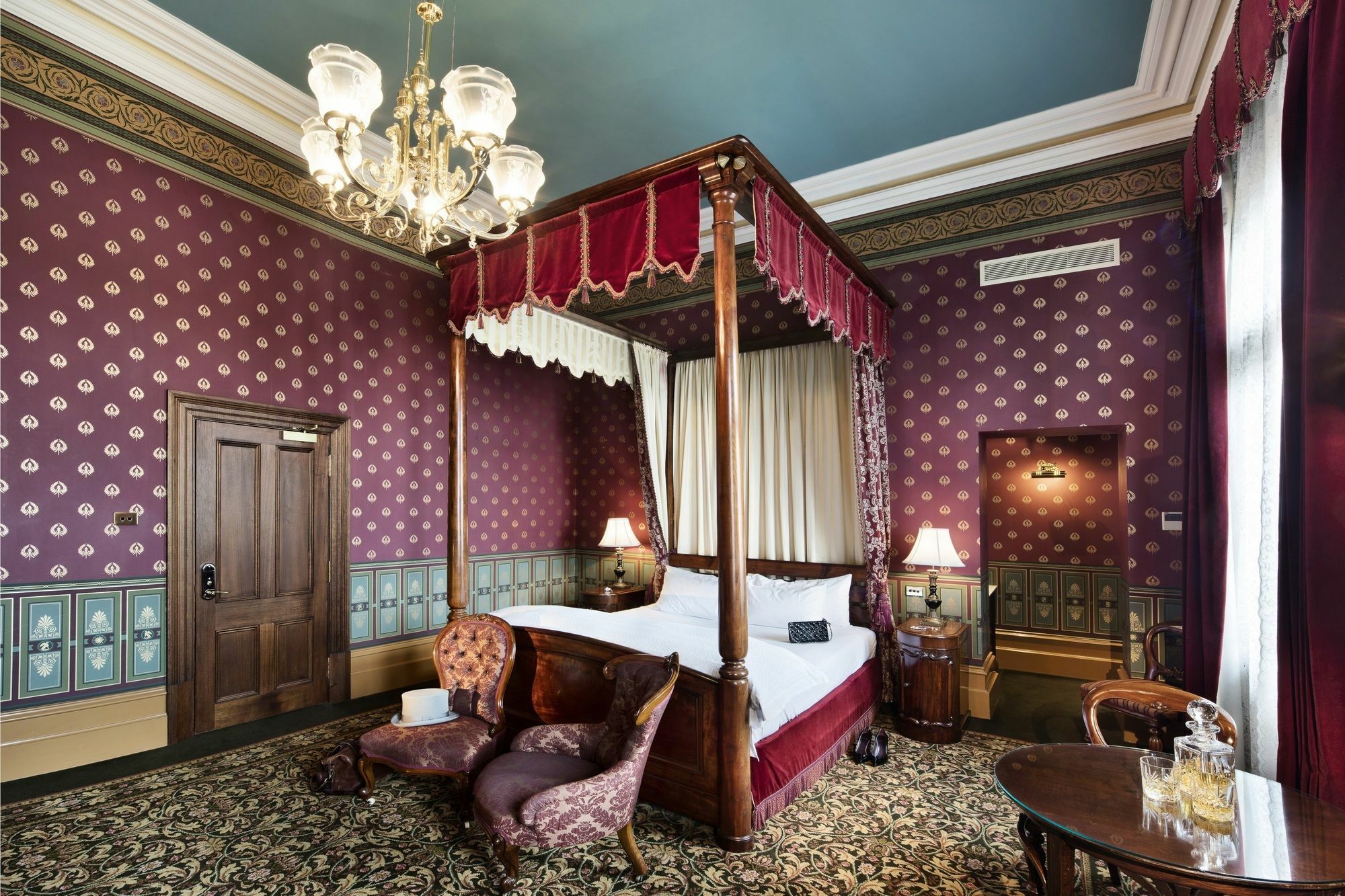 Craig'S Royal Hotel Балларат Экстерьер фото A suite at the hotel