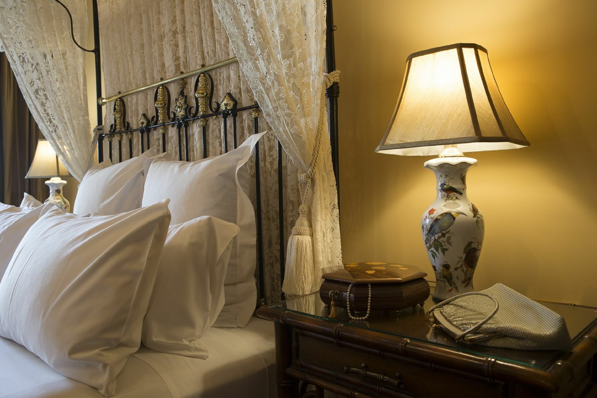 Craig'S Royal Hotel Балларат Экстерьер фото A bed with a nightstand