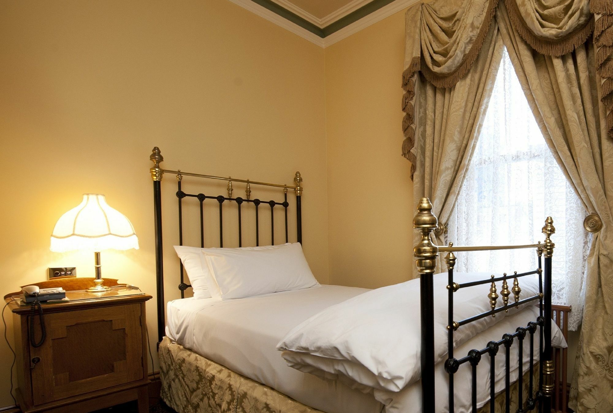 Craig'S Royal Hotel Балларат Экстерьер фото A bedroom at the hotel